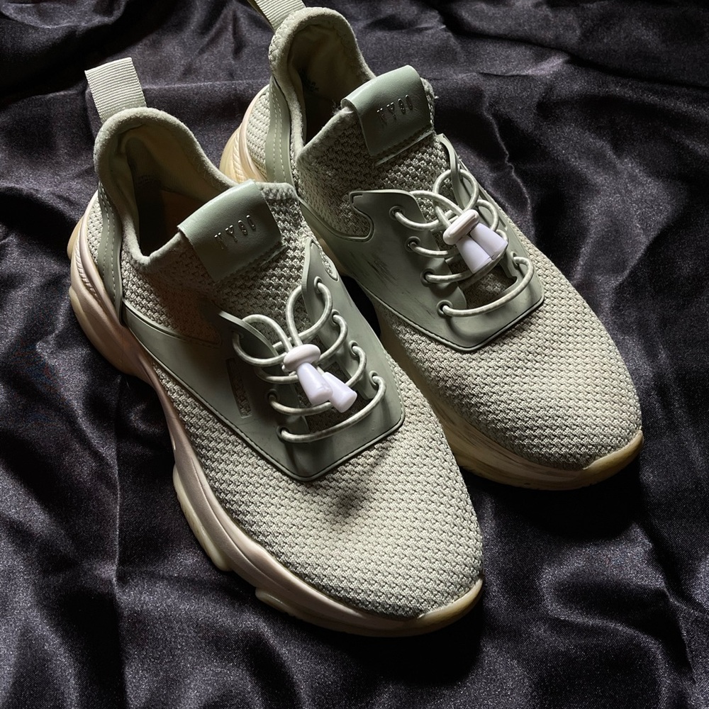 Steve Madden Sneakers size 8